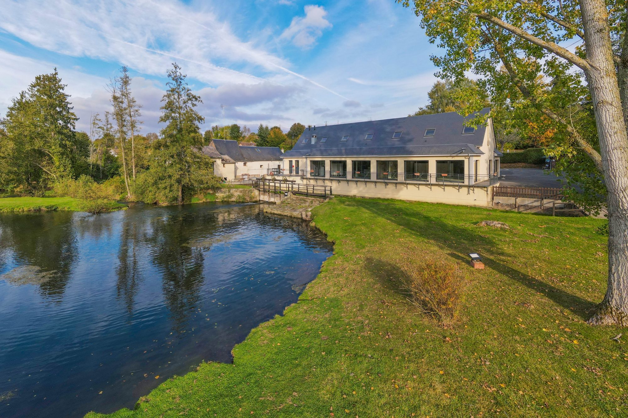 Extérieur du domaine avec rivière et terrasse panoramique
