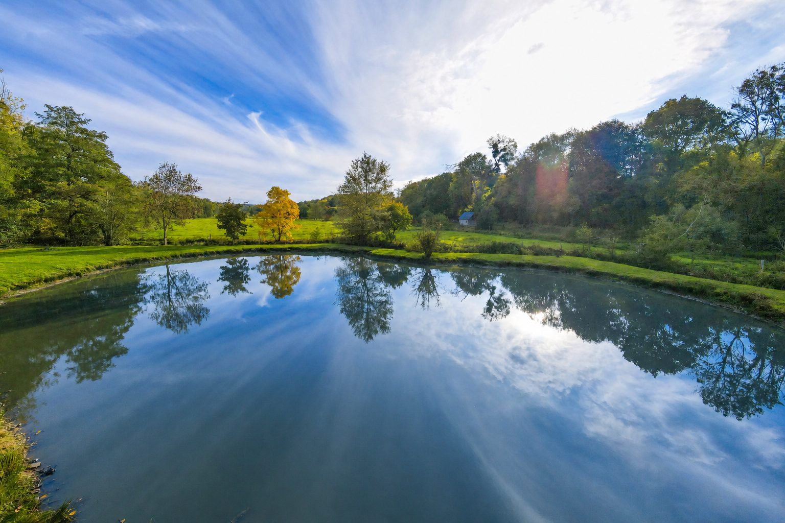 Plan d'eau et nature préservée sur les 3 hectares du domaine