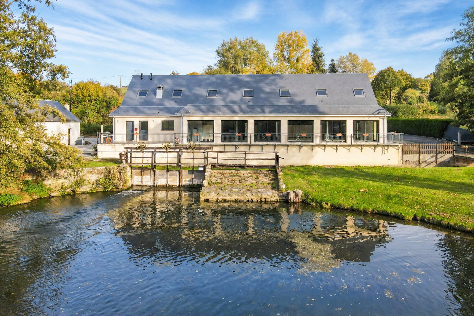 Façade de la salle de réception au bord de la rivière, Montreuil-l'Argillé