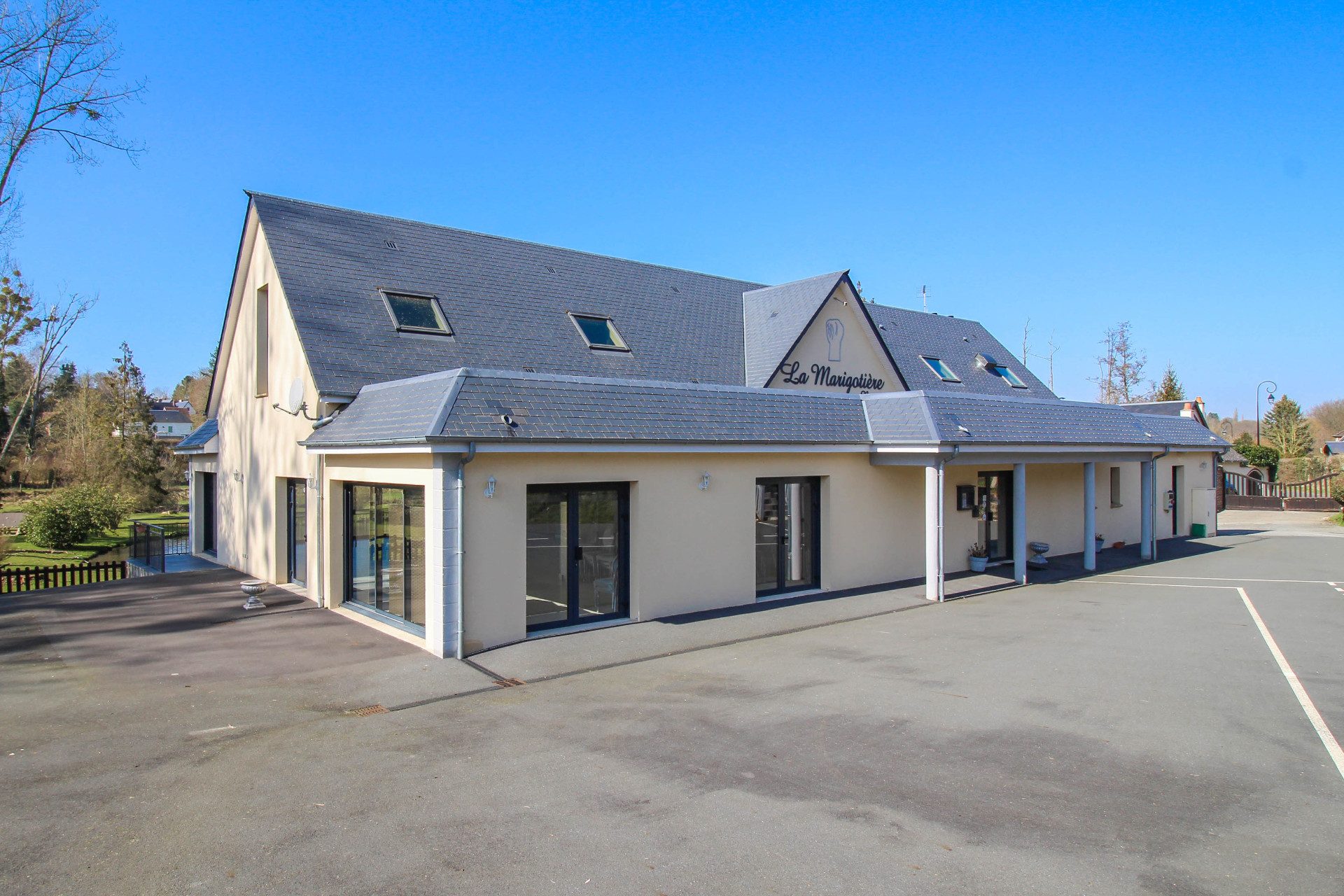 Façade et parking de La Marigotière — entrée principale